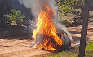 Auto se incendió cuando la conductora intentó arrancar el motor