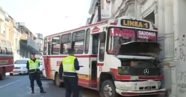 Diario HOY | Bus chatarra tuvo desperfectos y sufrió accidente en el microcentro de Asunción