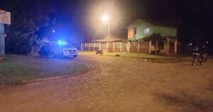 La Nación / Rescatan a niña de dos años, cuya madre en aparente estado etílico había caído en una cuneta