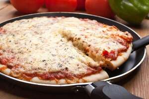Pizza de sartén casera en diez minutos: sin horno y con masa fácil - Gastronomía - ABC Color
