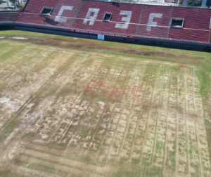 Superclásico se disputará en césped “destrozado” del Club 3 de Febrero - La Clave