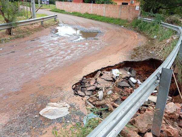Peligro de derrumbe en transitada calle de Ñemby - Nacionales - ABC Color