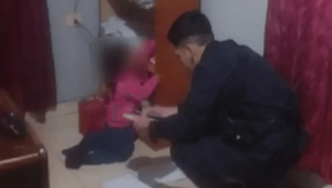 Rescatan a niña de dos años, cuya madre en aparente estado etílico cayó en una cuneta - Noticiero Paraguay