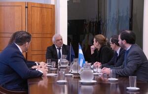 Argentina extiende por 10 meses operativa de alijo de barcazas con combustibles en el Km. 171
