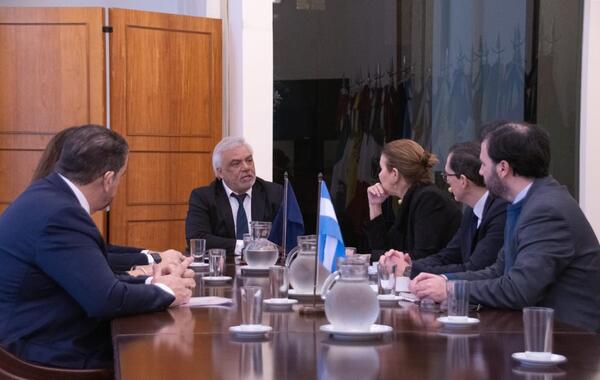 Argentina extiende por 10 meses operativa de alijo de barcazas con combustibles en el Km. 171
