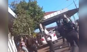 (VIDEO)En plena aduana de Encarnación oiko batalla campal