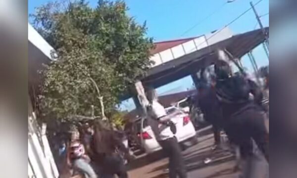 (VIDEO)En plena aduana de Encarnación oiko batalla campal