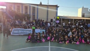 Piden que vuelva el pa'i separado tras polémica por película de terror en un colegio