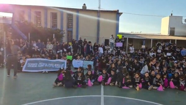 Piden que vuelva el pa'i separado tras polémica por película de terror en un colegio