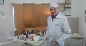 Un ejemplo de vida: Profesional odontólogo a sus 87 años de vida, sigue en la profesión y práctica del fútbol - Noticiero Paraguay