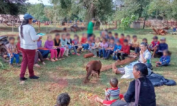Niños dan clases a la intemperie tras violento desalojo en Curuguaty – Prensa 5