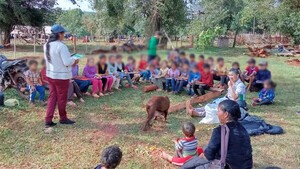 Niños dan clases a la intemperie tras violento desalojo en Maracaná
