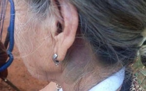 ¡Una abuelita anga fue reventada a golpes por su hija por no darle plata!