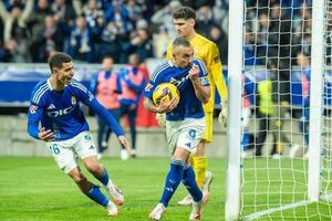 Santi Cazorla se queda y liderará al Real Oviedo en Primera División - Fútbol Español - ABC Color