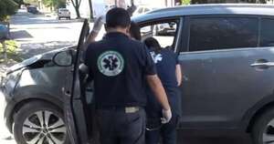 La Nación / Conductor quedó inconsciente, chocó contra una camioneta y un portón en Asunción