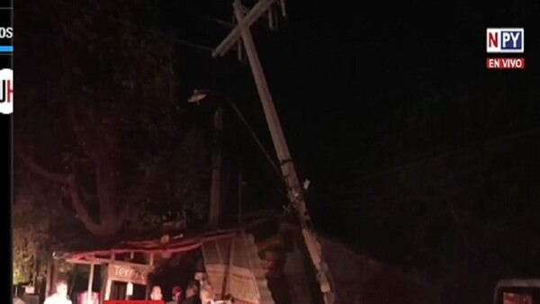 Itauguá: Colectivo sin freno dejó a todo un barrio sin luz