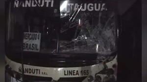 Bus sin frenos impacta contra una motocicleta, un vehículo y una columna en Itauguá