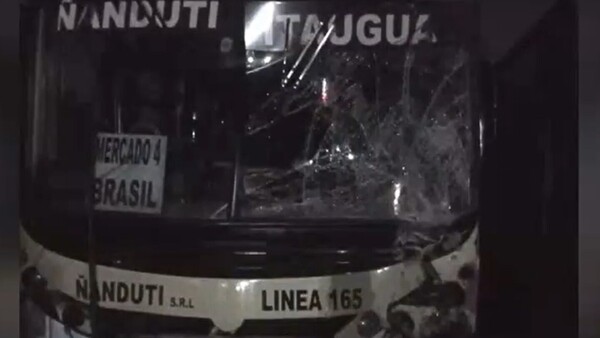 Bus sin frenos impacta contra una motocicleta, un vehículo y una columna en Itauguá