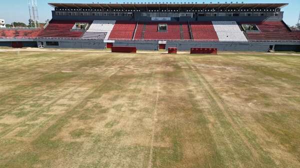 Estadio de Ciudad del Este, campo de jineteada con Bronco - Fútbol - ABC Color