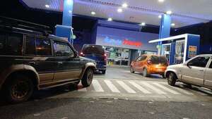 Video: largas filas en estaciones de Petropar antes de suba de combustibles - Economía - ABC Color