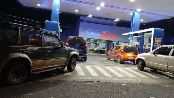 Video: largas filas en estaciones de Petropar antes de suba de combustibles - Economía - ABC Color