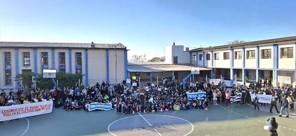Polémica en Ypacaraí: Separan al director del colegio Don Bosco y los padres y alumnos exigen su restitución - Nacionales - ABC Color