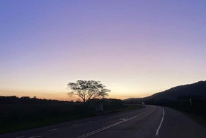 Jueves cálido y despejado
