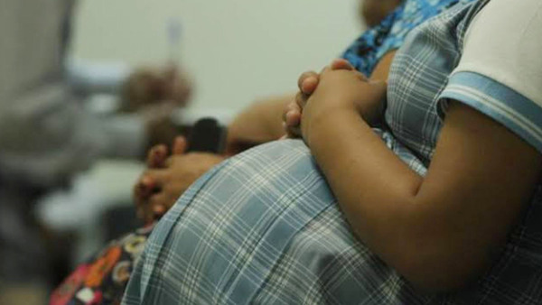 Niña de 12 años está embarazada y sospechan del hermano