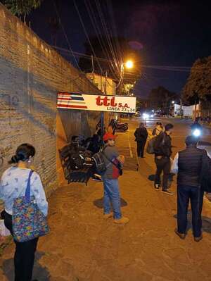 Mientras transportistas anuncian paro, pasajeros ya sufren en las calles - Nacionales - ABC Color