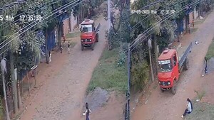Camión arrolló a un niño que estaba jugando y salió a la calle