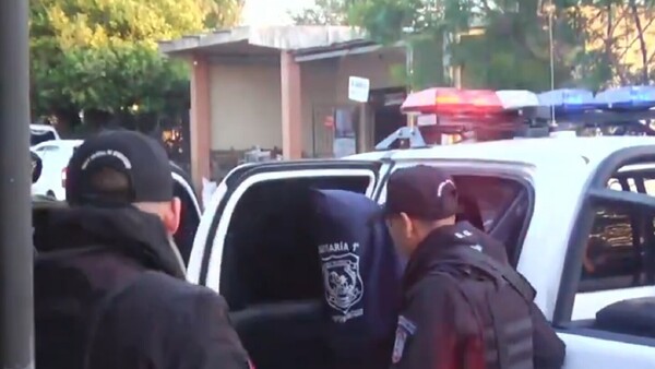 Presunto autor del crimen de Felicita llega a la Fiscalía en Carapeguá