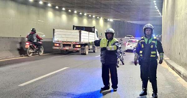 La Nación / Tráfico lento: camión de gran porte sufre desperfecto en pleno túnel del Superviaducto