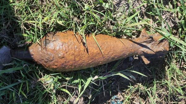 Concepción: niños hallan una supuesta bomba en una cuneta cercana a una escuela
