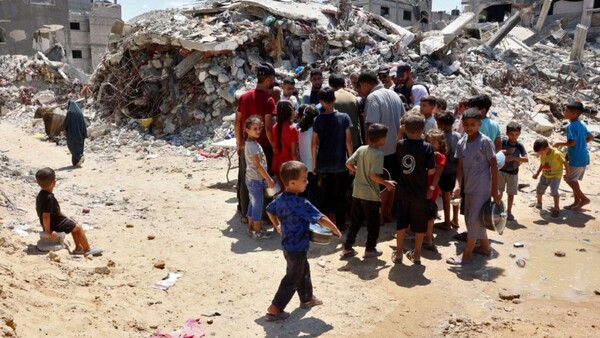 Israel mata a 22 gazatíes, entre ellos, 10 niños que aguardaban el reparto de alimentos