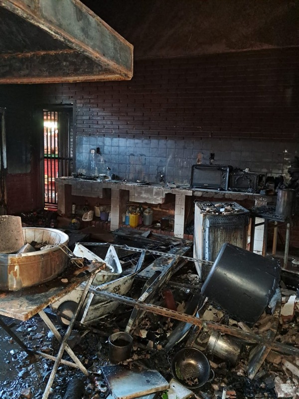 Incendio arrasa aula y cantina en escuela de Presidente Franco - ADN Digital