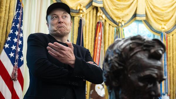Mensajes antisemitas de Grok obligan a la IA de Musk a borrar publicaciones