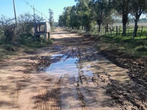 Bernardino Caballero, aislada y olvidada: estudiantes y trabajadores caminan kilómetros para tomar un colectivo - Nacionales - ABC Color
