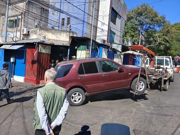 Despejan autos mal estacionados en inmediaciones del Mercado 4 - Nacionales - ABC Color