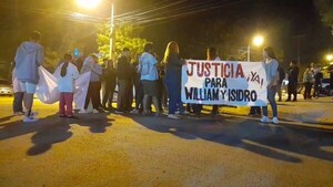 Familiares de adolescente fallecido se manifiestan frente a la casa de la intendenta de San Ignacio