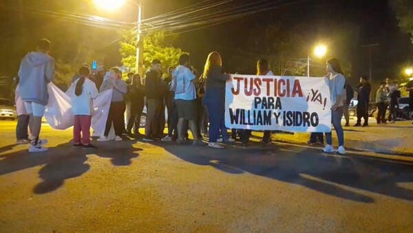 Familiares de adolescente fallecido se manifiestan frente a la casa de la intendenta de San Ignacio