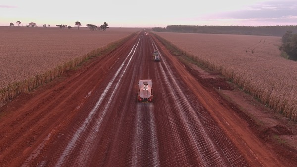 Máquinas y operarios en pista consolidan los primeros avances en la pavimentación de la ruta D007 - ADN Digital
