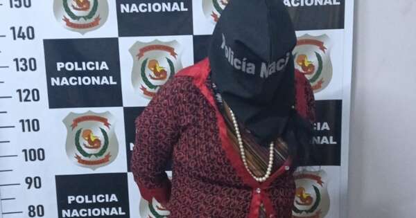 La Nación / Mujer es detenida en flagrancia al asaltar a turista, en fila de vehículos en CDE