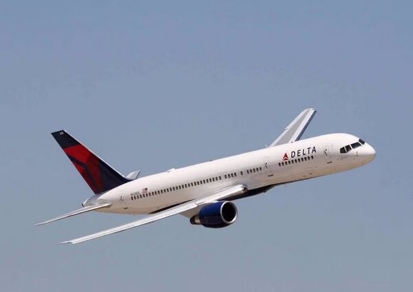 Un avión aterrizó de emergencia en una isla remota del Atlántico tras una falla de motor