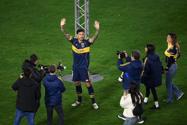 Versus / Leandro Paredes "volvió a su casa" en Boca y lo recibe una multitud en La Bombonera