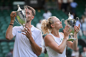 Versus / Siniakova y Verbeek ganan los dobles mixtos en Wimbledon