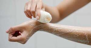 La Nación / Esponjas y guantes de baño: ¿son enemigos de la piel?