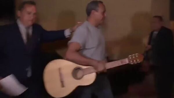 (VIDEO) Más canoso y con guitarra en mano, ¡Hugo Javier salió de Tacumbú Hilton!