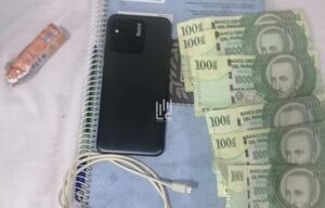 Allanaron celda de profesor que abusó de su hija de 4 años y pillaron que seguía dando clases