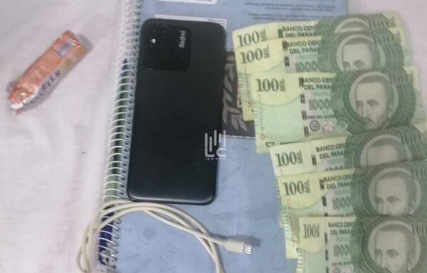 Allanaron celda de profesor que abusó de su hija de 4 años y pillaron que seguía dando clases
