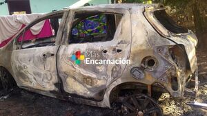 Incendian automóvil de una docente en Carlos A. López